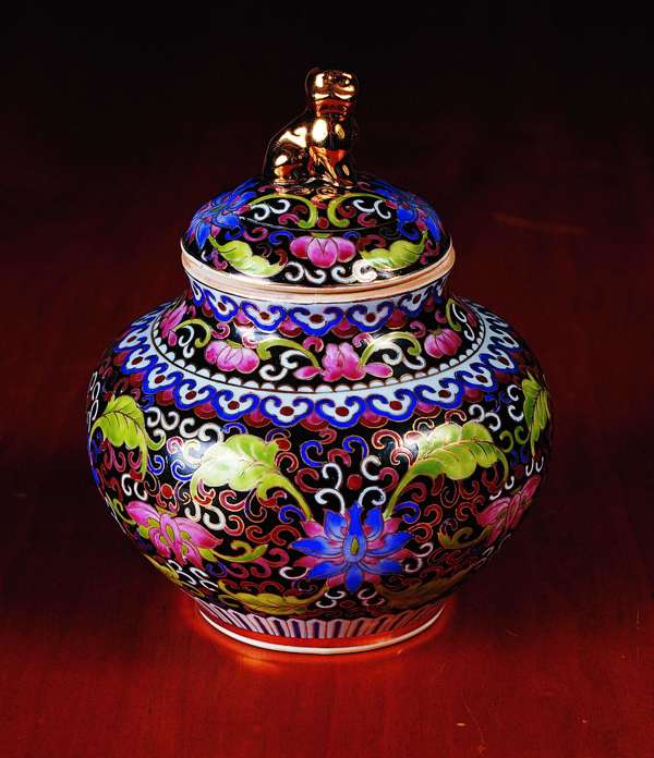 โถจุกลายสิงห์ ลายยี่โถพื้นดำ
